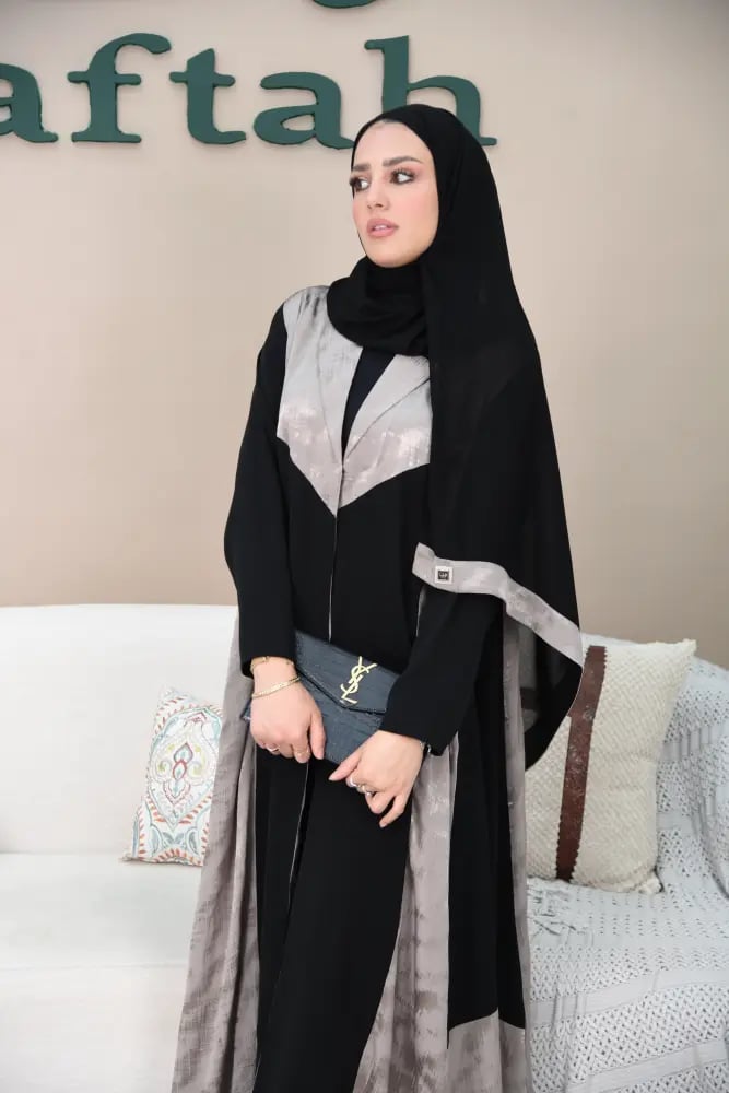 عباية كلوش بلون أسود وبيج قماشها صيفي