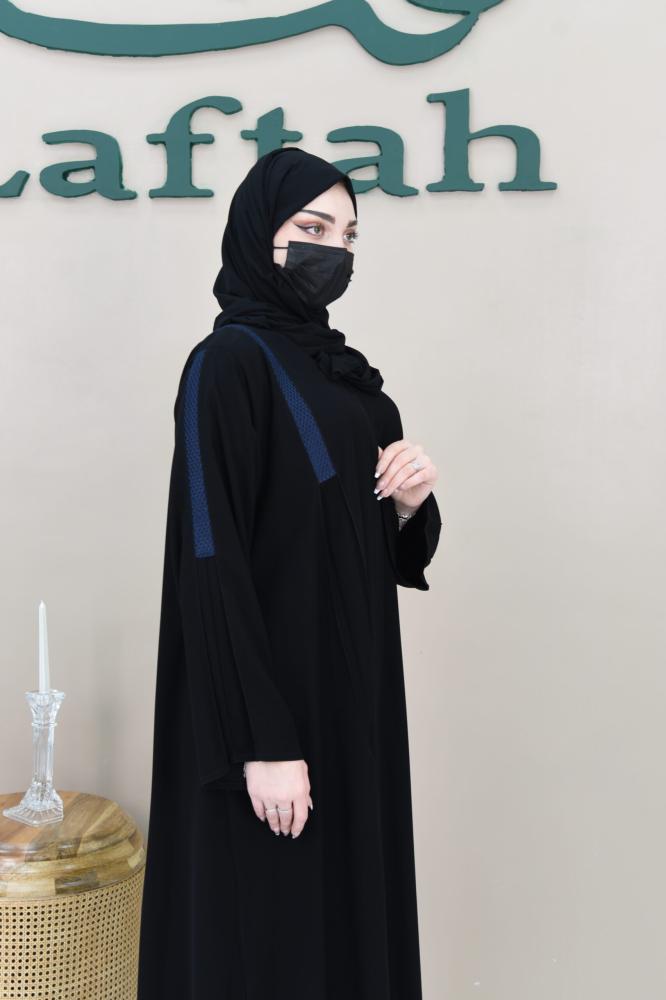عباية كلوش مع كسرات ومزينة بكلف بلون كحلي