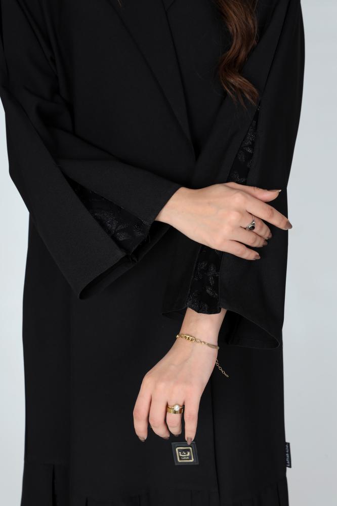 Crepe abaya decorated with pleats
