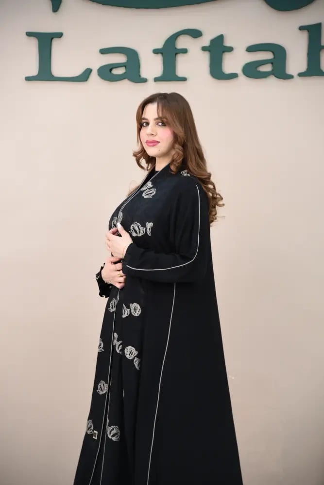 عباية كاجوال سوداء بتركيبة تركي تشجيرة ورد بيج