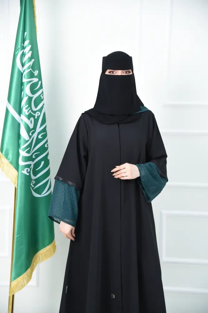 عباية اليوم الوطني سوداء بلمسة خضراء