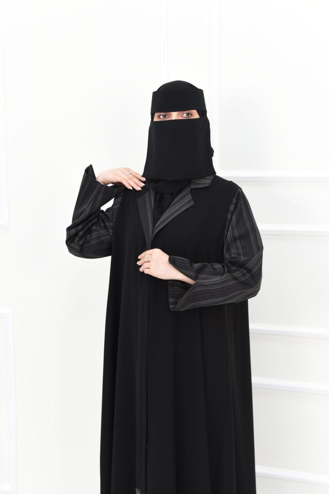 عباية الحان بأكمام وياقة مقلمة بالزيتي والأسود