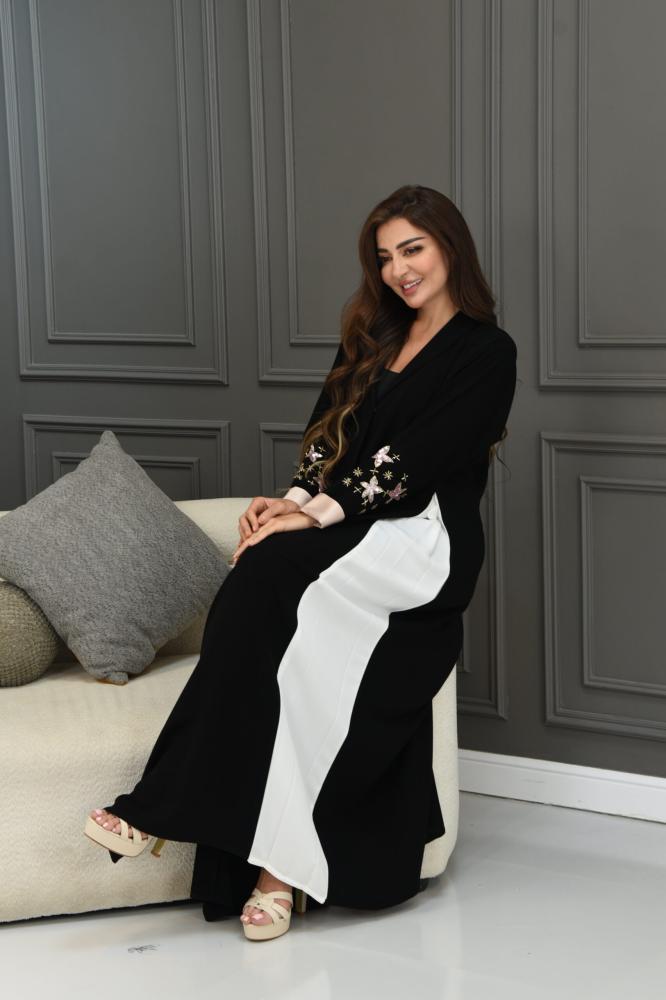 عباية مع كسرات بيضاء وتطريز أنيق