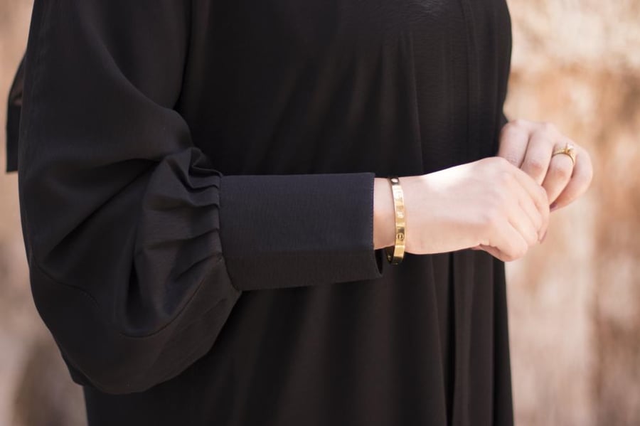 عباية سادة بسحاب مخفي وبأكمام كبك