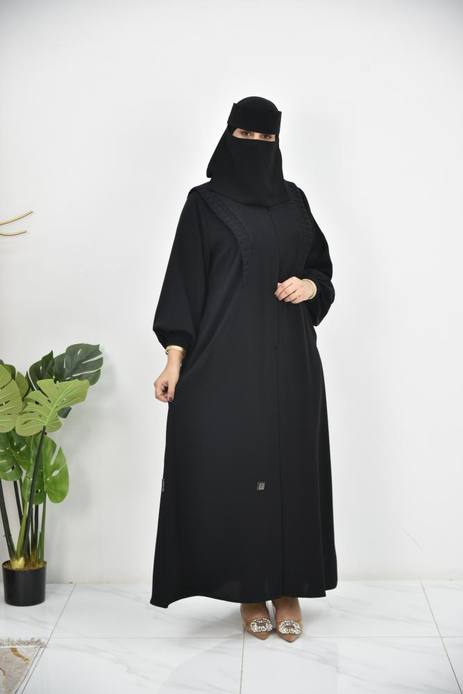 عباية ناعمة بأكتاف مبطنة وأكمام مطاطية