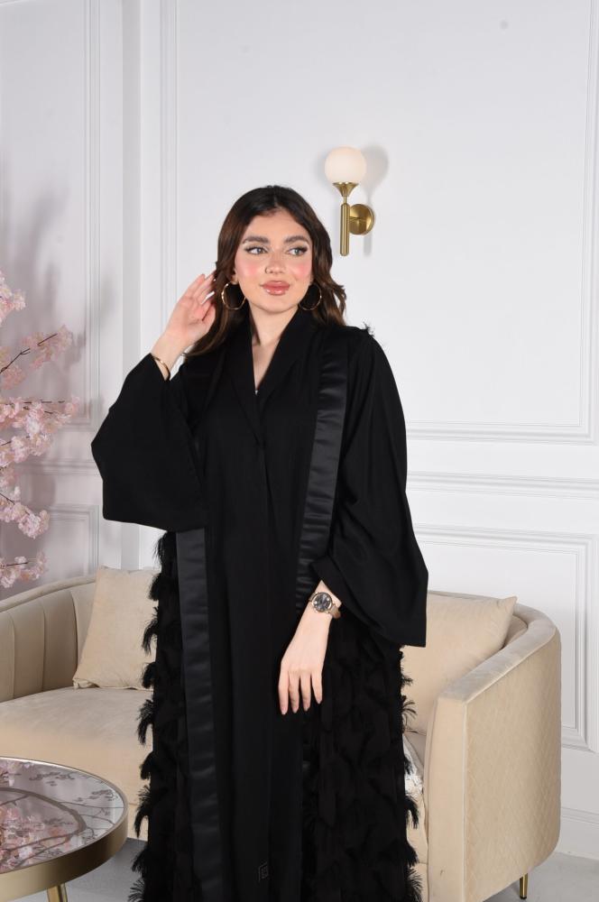 عباية بقماش الكريب بياقة سوداء