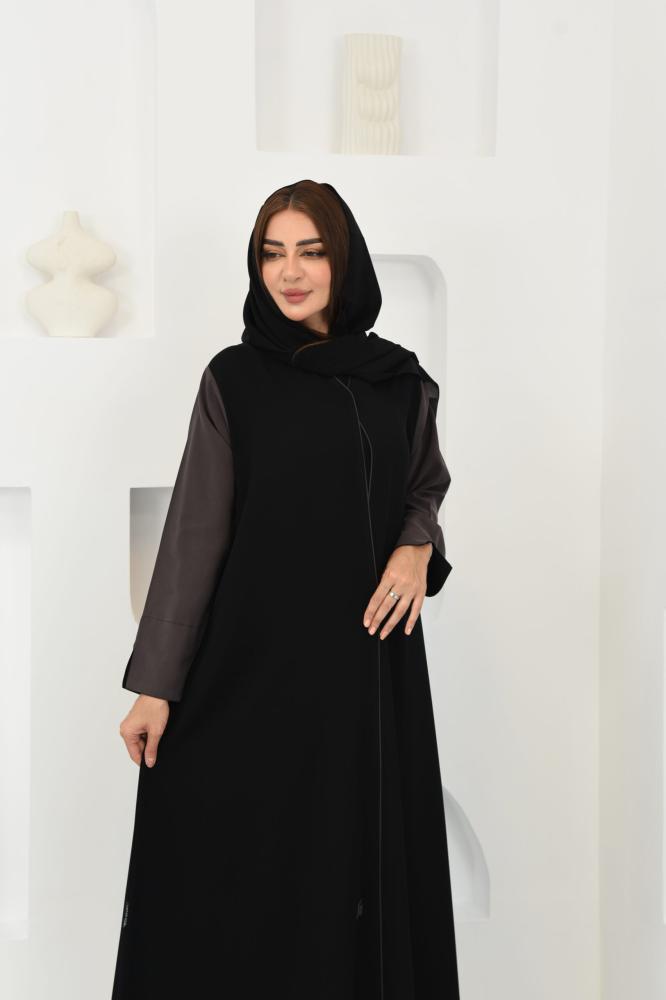 عباية بتصميم متناغم من اللونين الأسود والبني الداكن