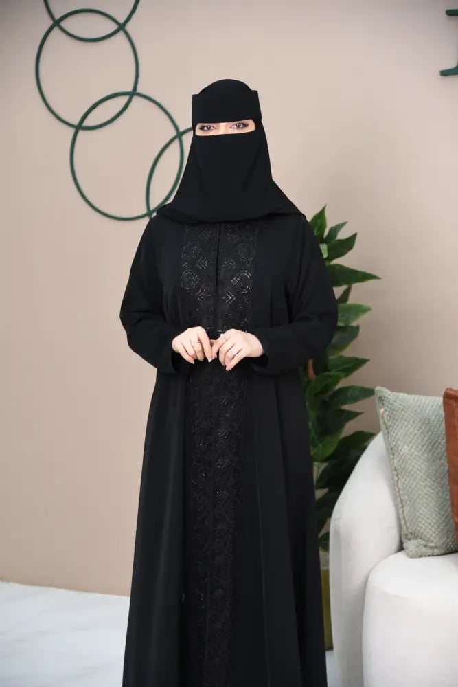 عباية نص كلوش من حرير نواعم بكلفة تول مطرزة