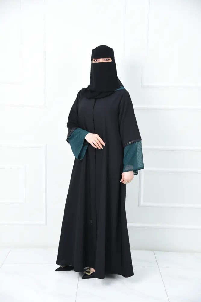 عباية اليوم الوطني سوداء بلمسة خضراء