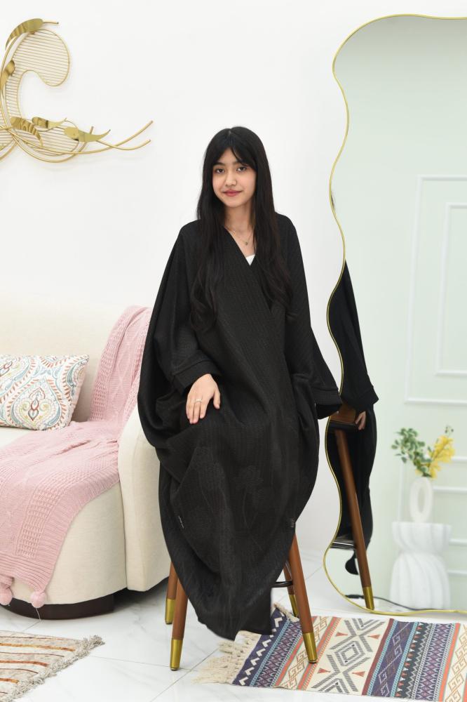 Girls' abaya with a bisht-style cut