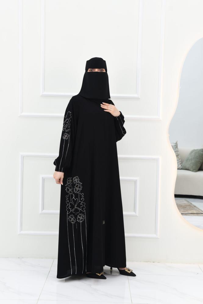 عباية انيقة بتطريز مميز والأكمام زم