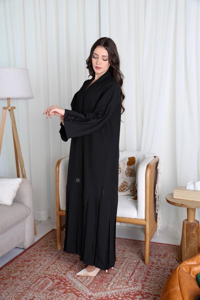 Crepe abaya decorated with pleats
