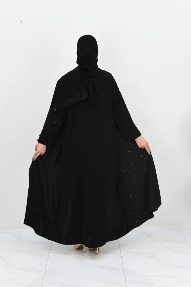 عباية بتصميم مميز مع تفاصيل ذهبية