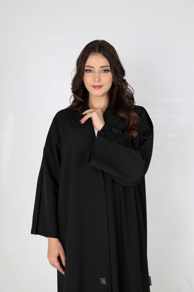 Crepe abaya decorated with pleats