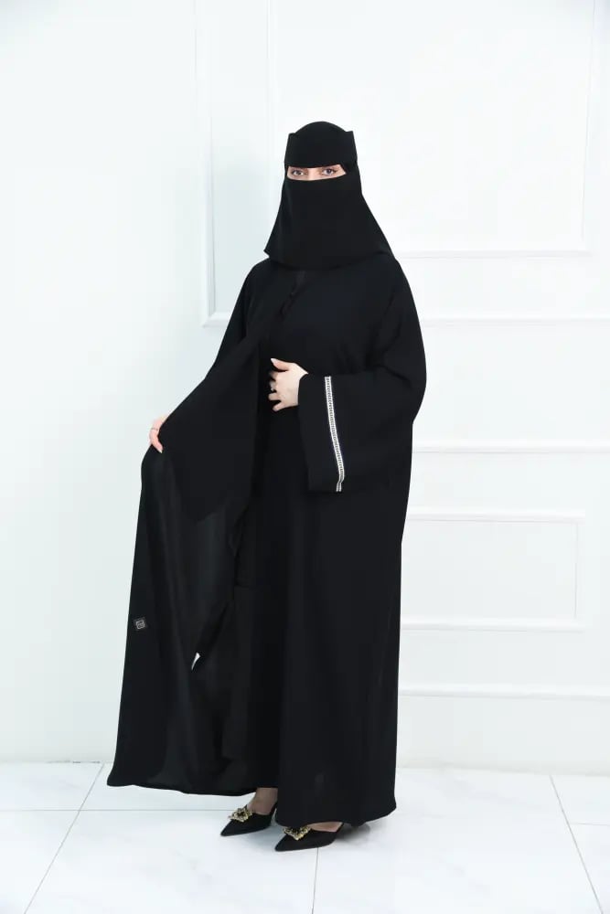 عباية نص بشت لف سوداء  باسورة منسوجة ذهبي وكحلي