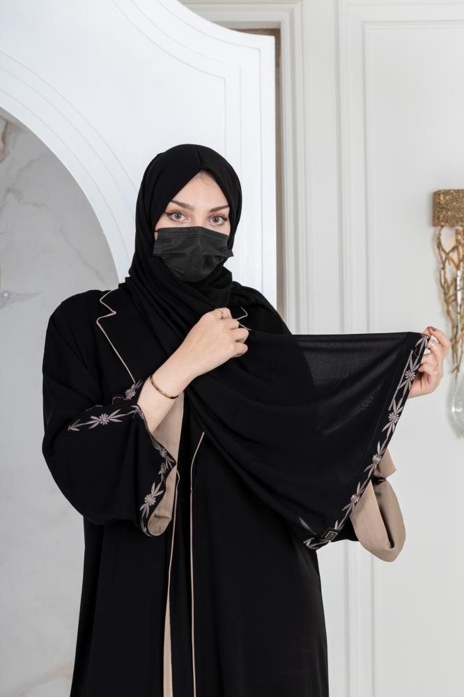 عباية مزينة بتطريز بالأكمام ومنسقة باللون البيج