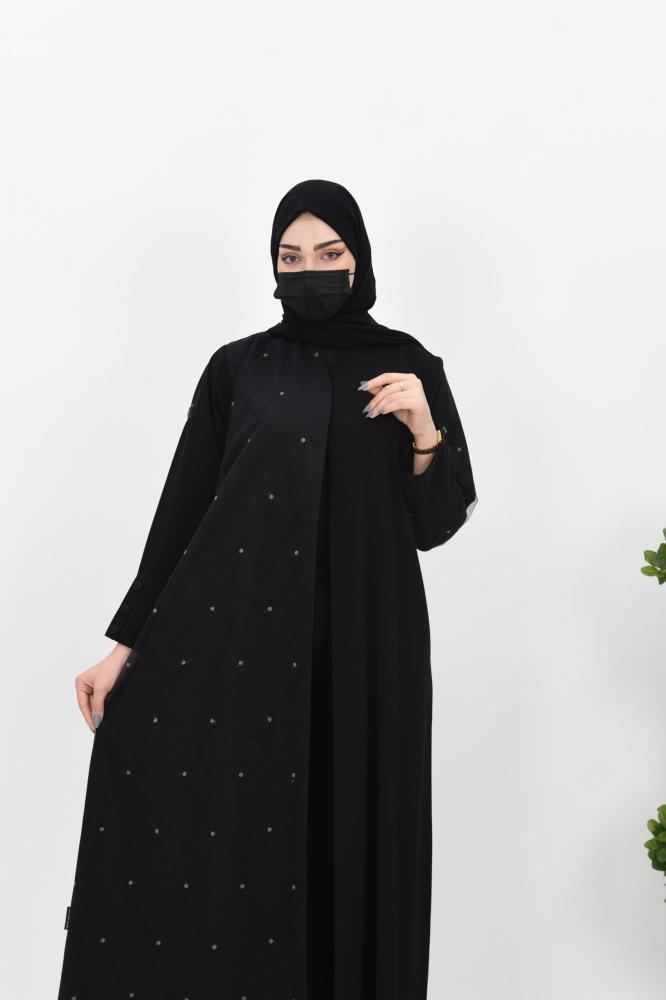 عباية بتصميم مميز مع تفاصيل ذهبية