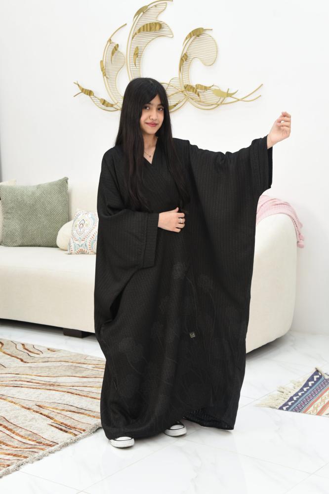 Girls' abaya with a bisht-style cut