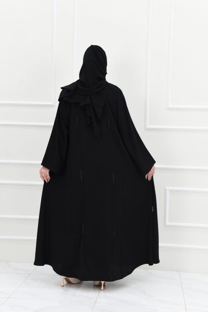 عباية كلوش تزينها تطريزات ساحرة