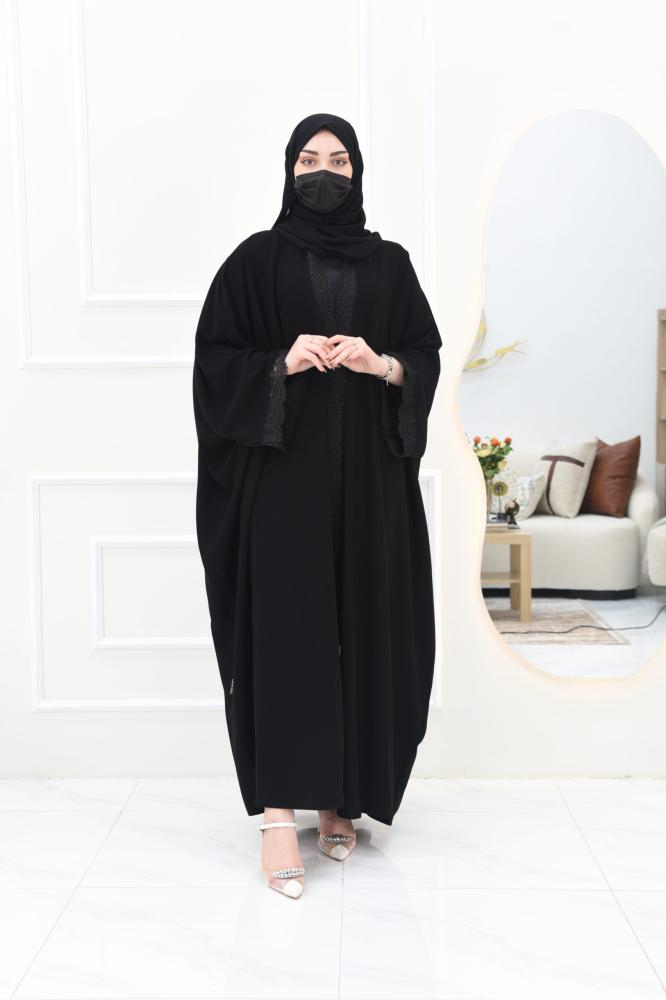 عباية بشت بكلفة انيقة في منتصف الصدر ولأكمام