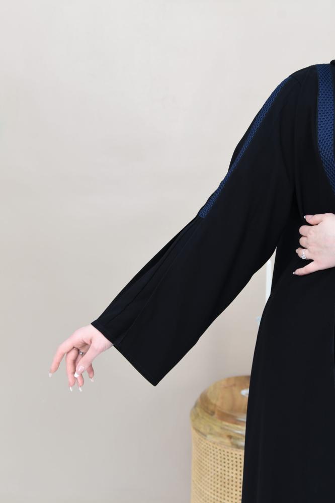 عباية كلوش مع كسرات ومزينة بكلف بلون كحلي