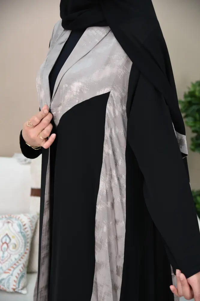 عباية كلوش بلون أسود وبيج قماشها صيفي
