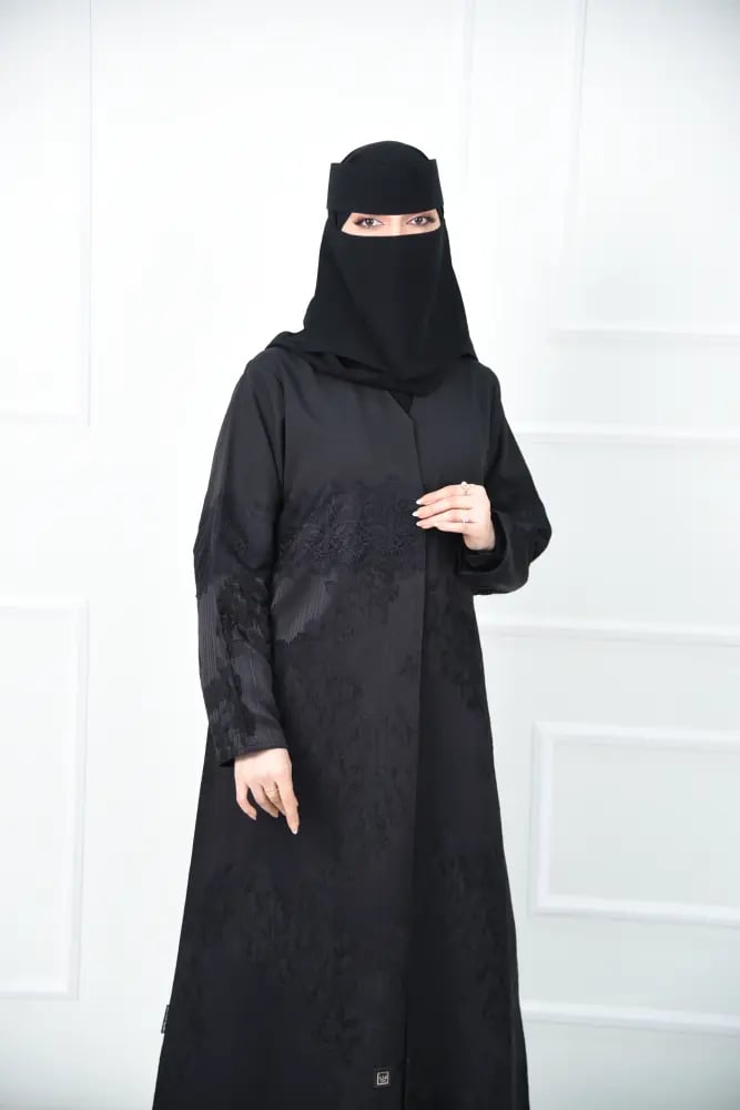 عباية بليزر سوداء بكريب وجاكار تركي مشجر