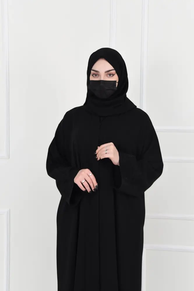 عباية نواعم سوداء بأكمام مربعة مطرزة