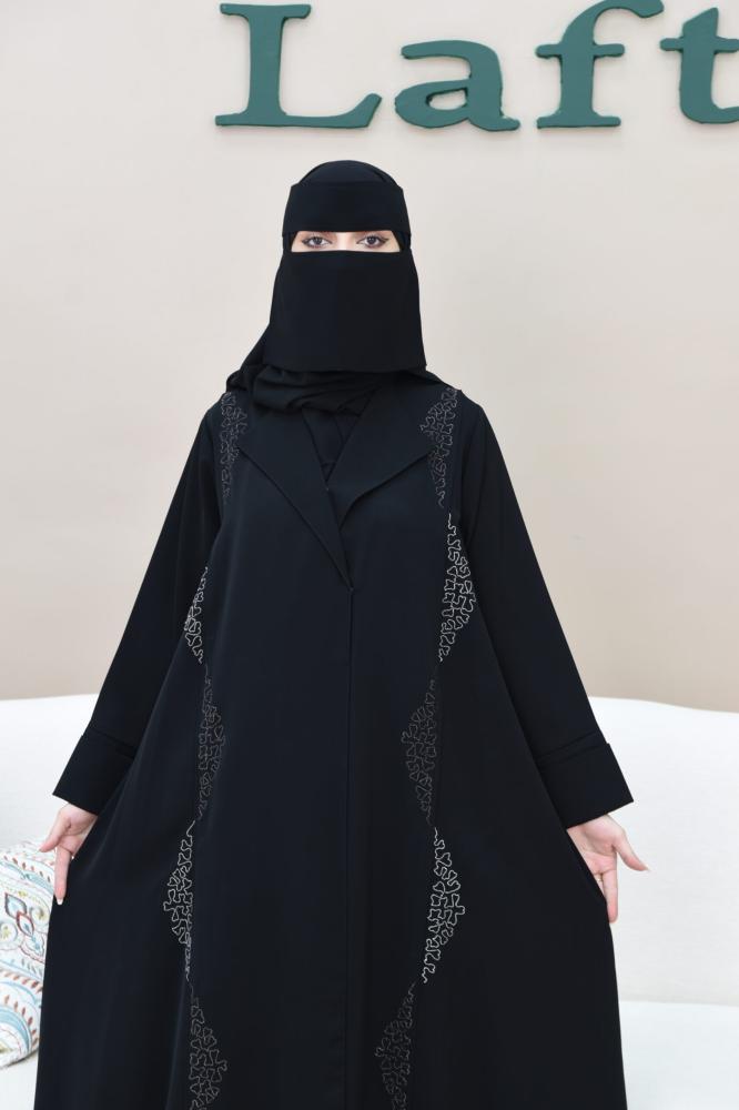 عباية بتطريز ذهبي وفضي مع ياقة وأكمام مقلوبة