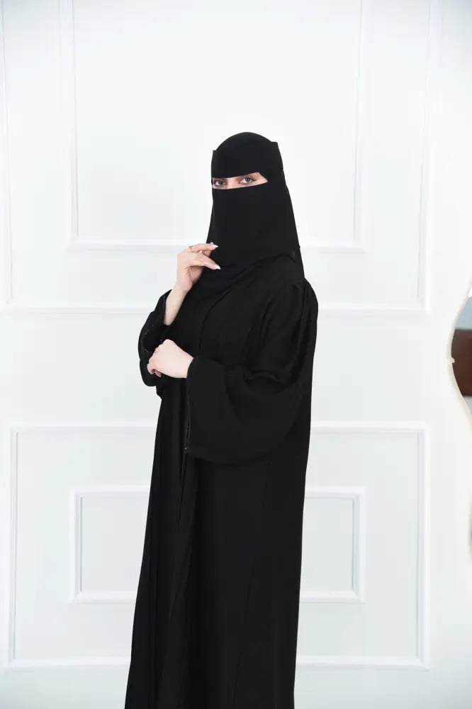 عباية بباندة واكمام مربعة مزينة بتطريز