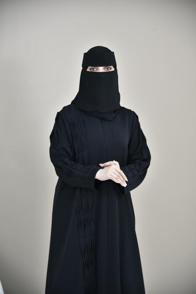 عباية مناسبات مع كسرات مطرزة تزين جانب العباية والأكمام