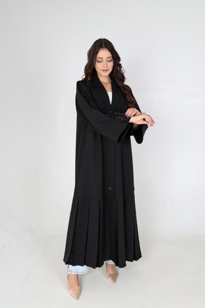 Crepe abaya decorated with pleats
