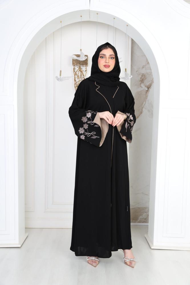 عباية مزينة بتطريز ورود ومنسقة باللون البيج