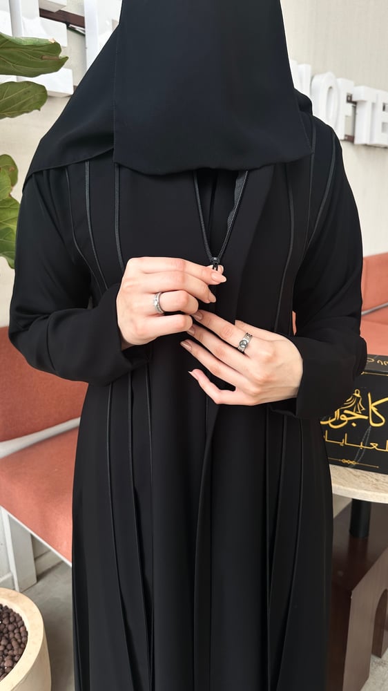 عباية دوام سوداء قصة نص كلوش بتصميم عملي وأنيق