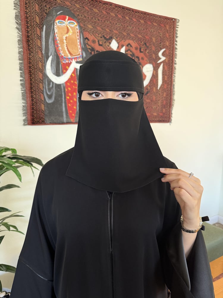 بكج  طرحة + 3 نقابات ملكية مبطن حرير وسط مايل – نعومة حرير وسواد ثابت بخامة كورية فاخرة