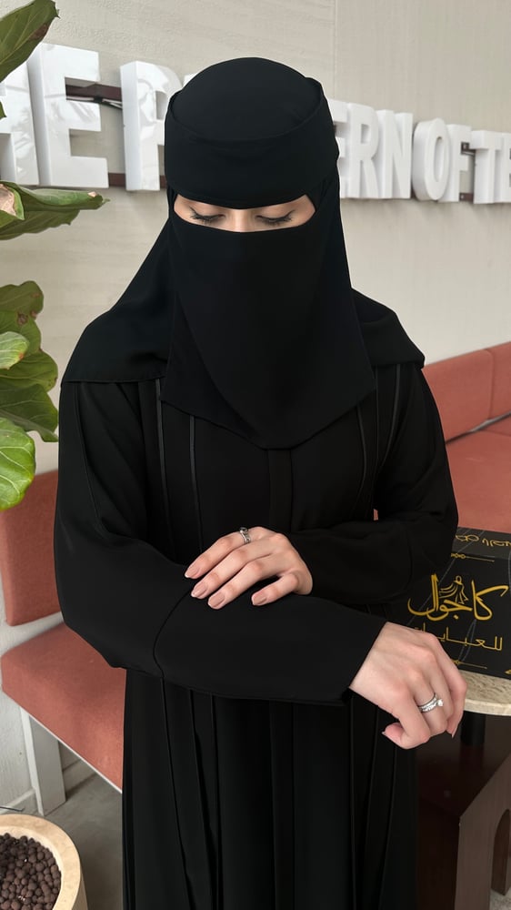 عباية سوداء نص كلوش - أناقة محتشمة بتصميم انسيابي