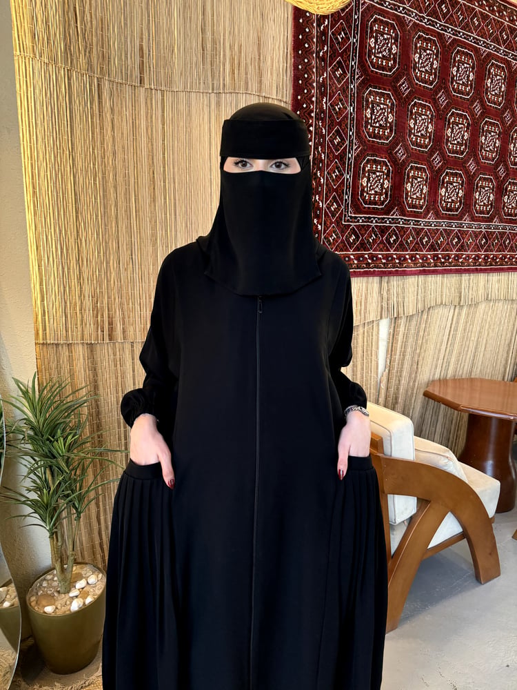 عباية بتصميم عملي وانيق / رقمها 133