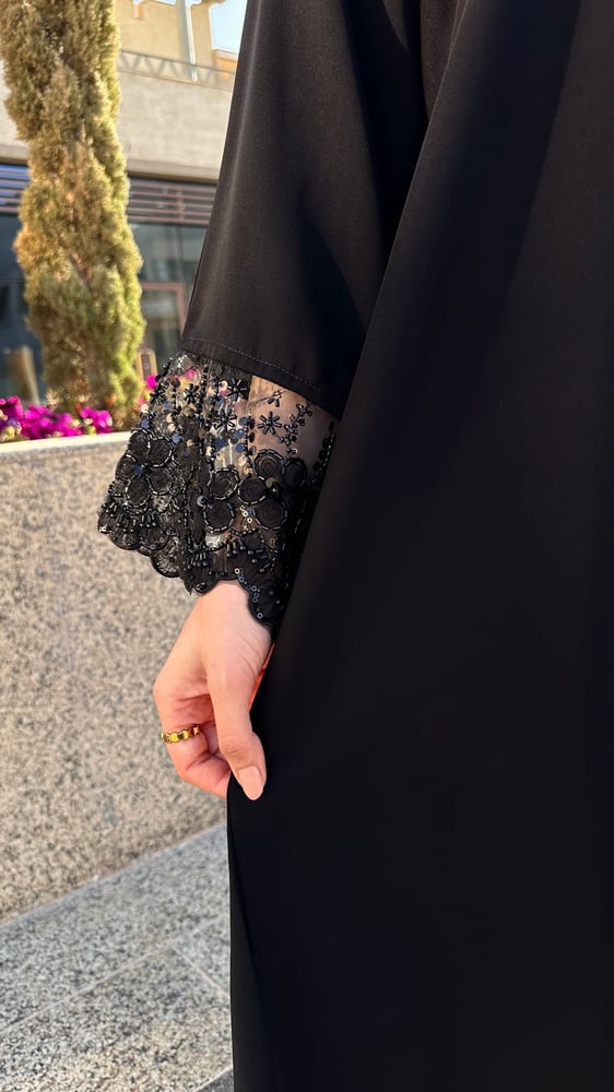 عباية بأطراف أكمام مزينة - { K181 }