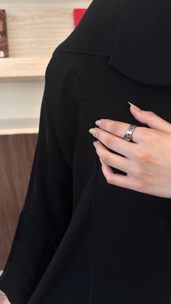 عبايه بخطوط بيضاء - أناقة عصرية بتفاصيل مميزة