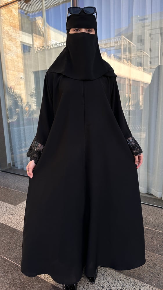 عباية بأطراف أكمام مزينة - { K181 }