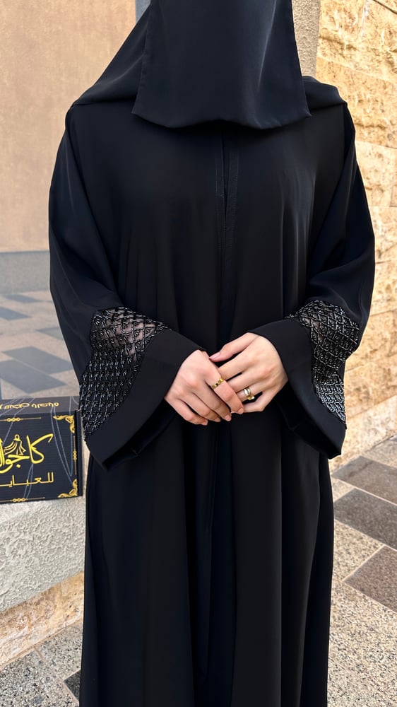 عباية بأكمام مزينة - { K180 }