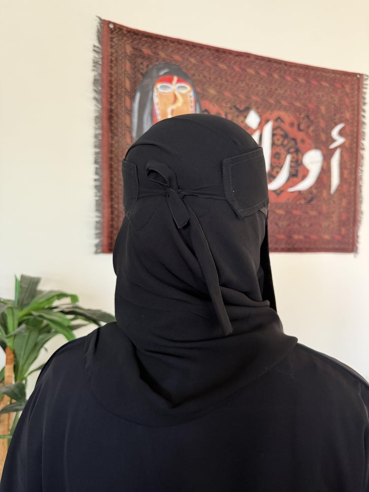 بكج  طرحة + 3 نقابات ملكية مبطن حرير وسط مايل – نعومة حرير وسواد ثابت بخامة كورية فاخرة