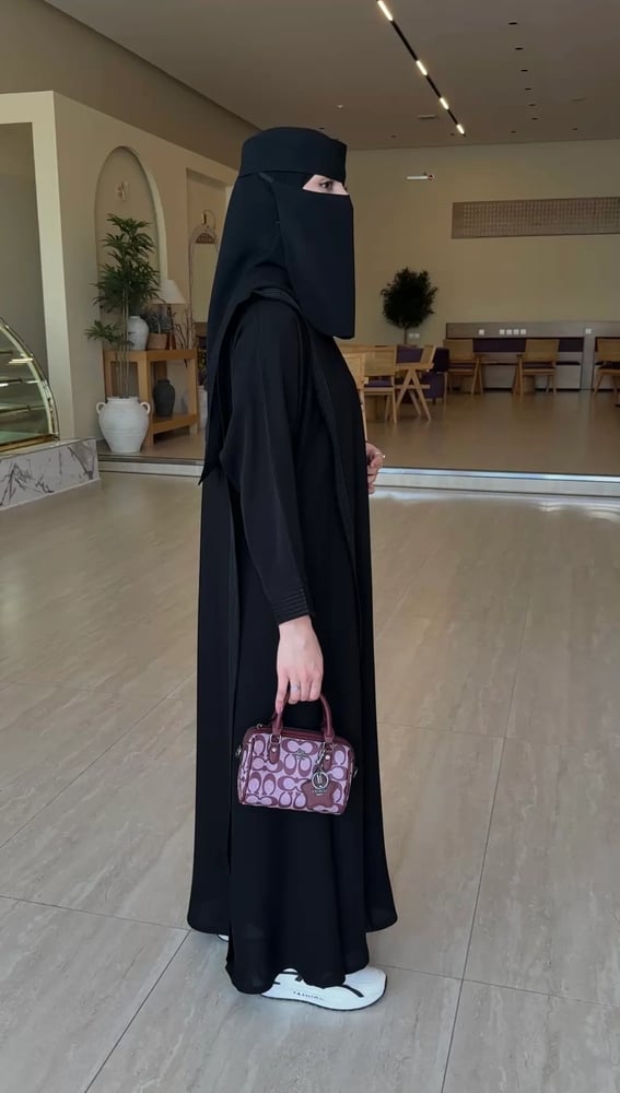 عباية سوداء بخطوط قيطان نص كلوش - K228