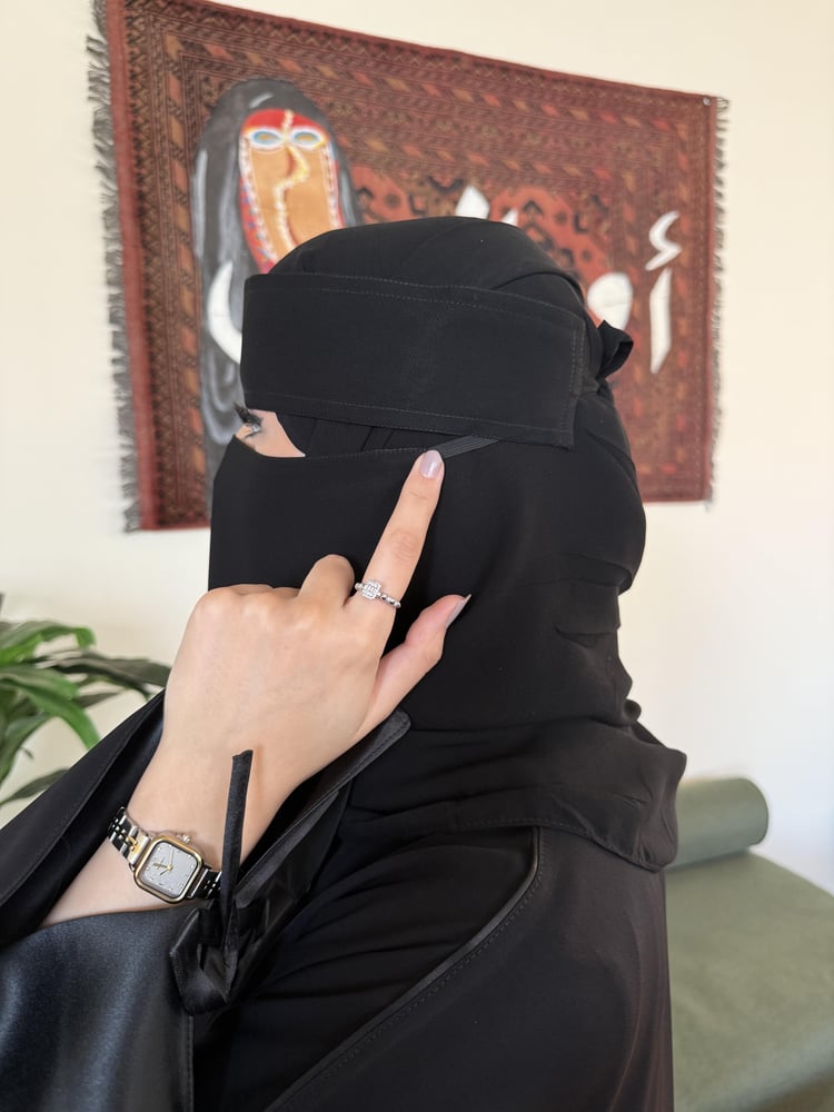 بكج  طرحة + 3 نقابات ملكية مبطن حرير وسط مايل – نعومة حرير وسواد ثابت بخامة كورية فاخرة