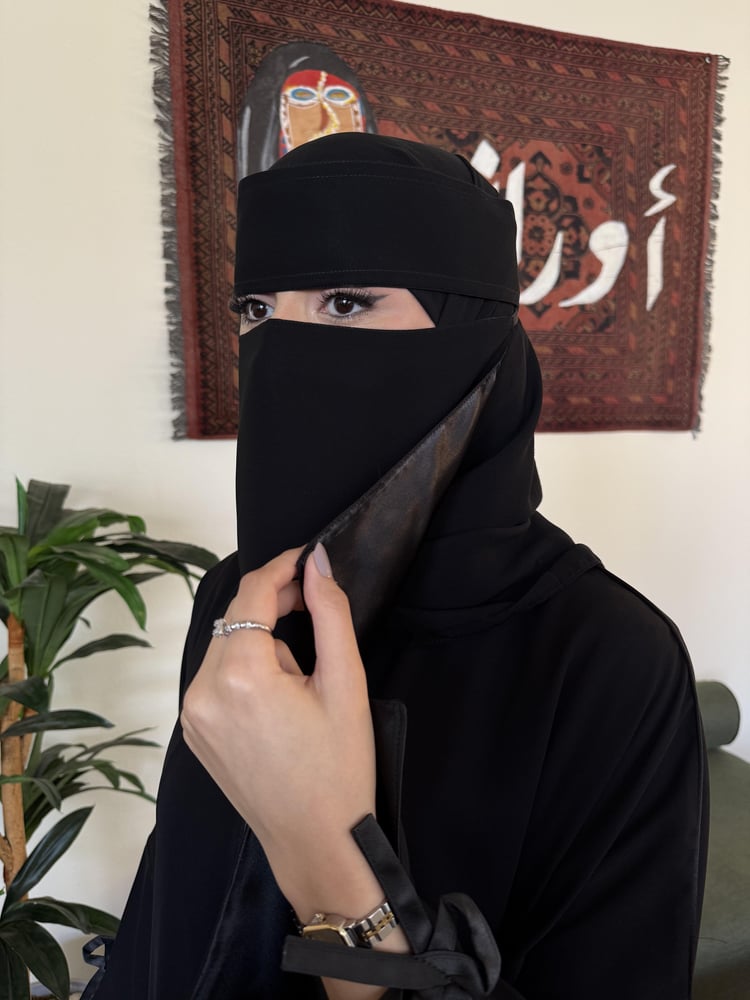 بكج  طرحة + 3 نقابات ملكية مبطن حرير وسط مايل – نعومة حرير وسواد ثابت بخامة كورية فاخرة