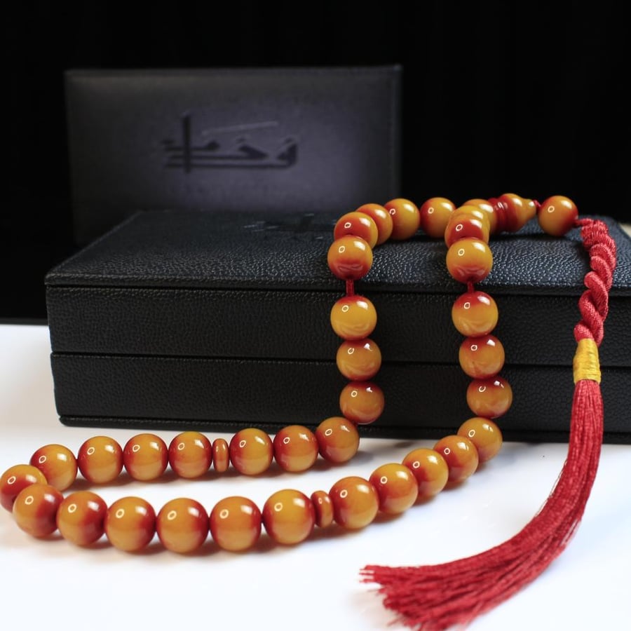 A musk prayer bead with a honey yellow color and round beads