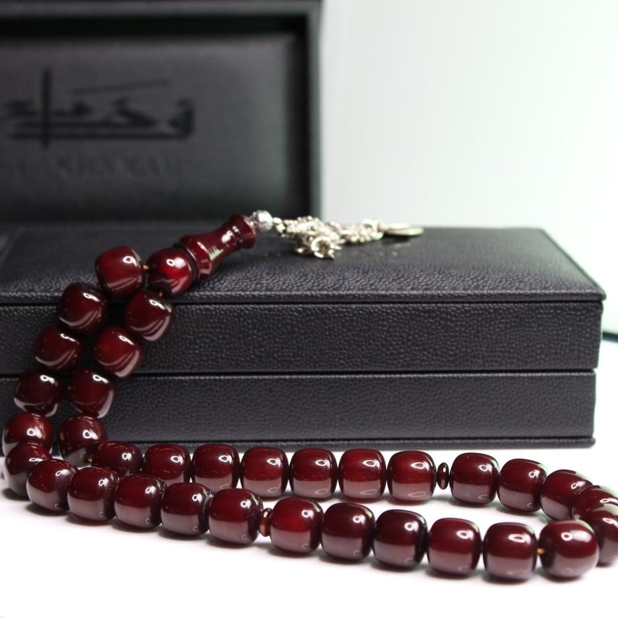 Dark musk cherry rosé rosé rosé with an antique touch and large cylindrical beads