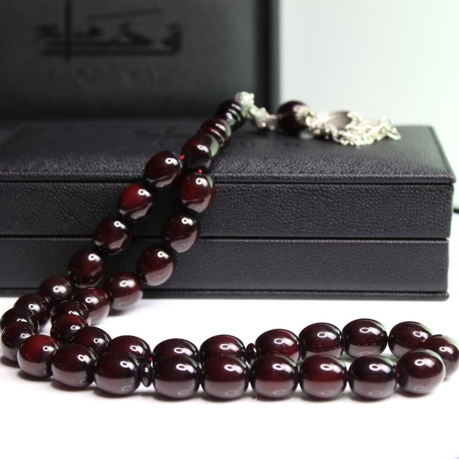 سبحة مسكي كرزي غامق معتقة بلمسة أثرية و خرز بيضوي كبير