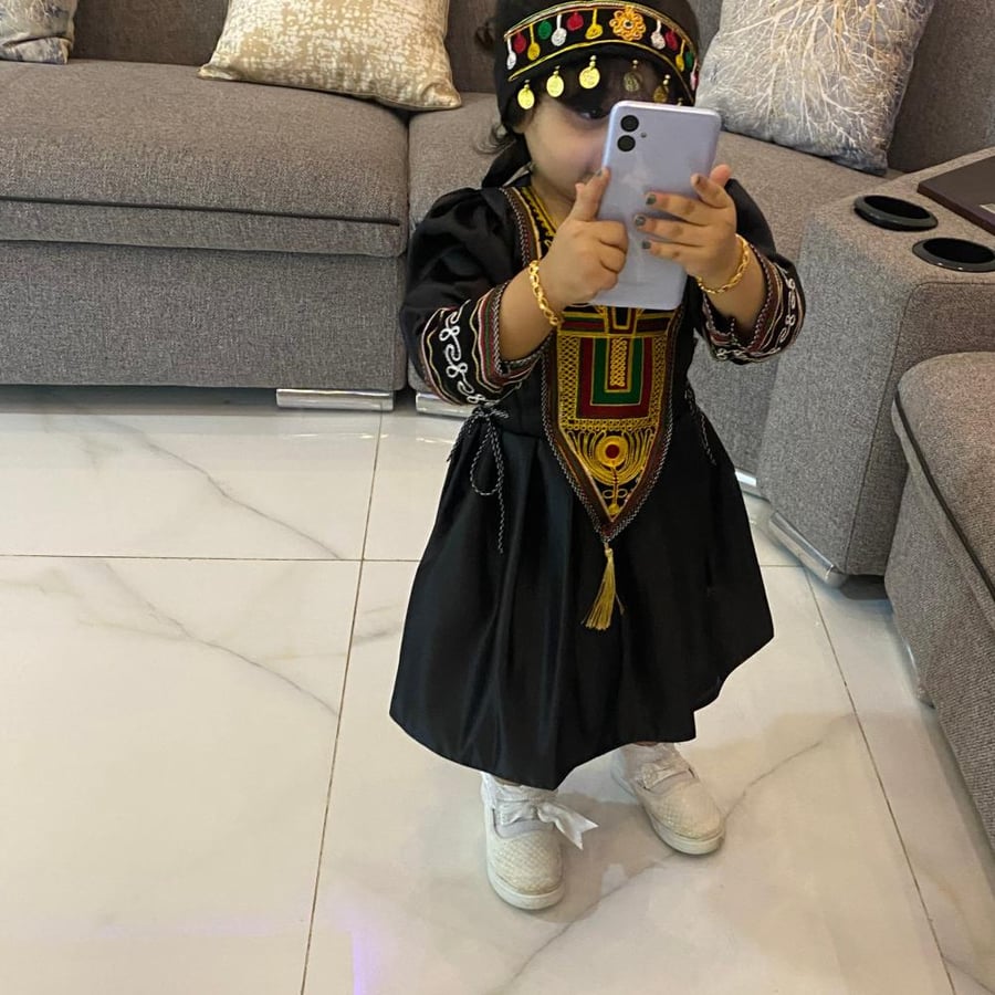 ربطة للشعر سوداء مع جنيهات