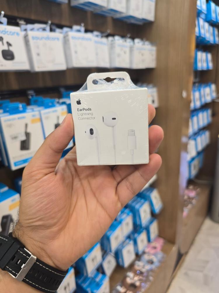 سماعة آبل EarPods تصميم خفيف وسهل الاستخدام